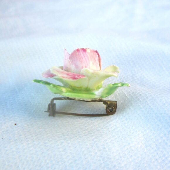 VTG 60'S 3D PORCELAIN ENAMEL PAINTED ROSE PIN, VERY CUTE - Picture 3 of 4